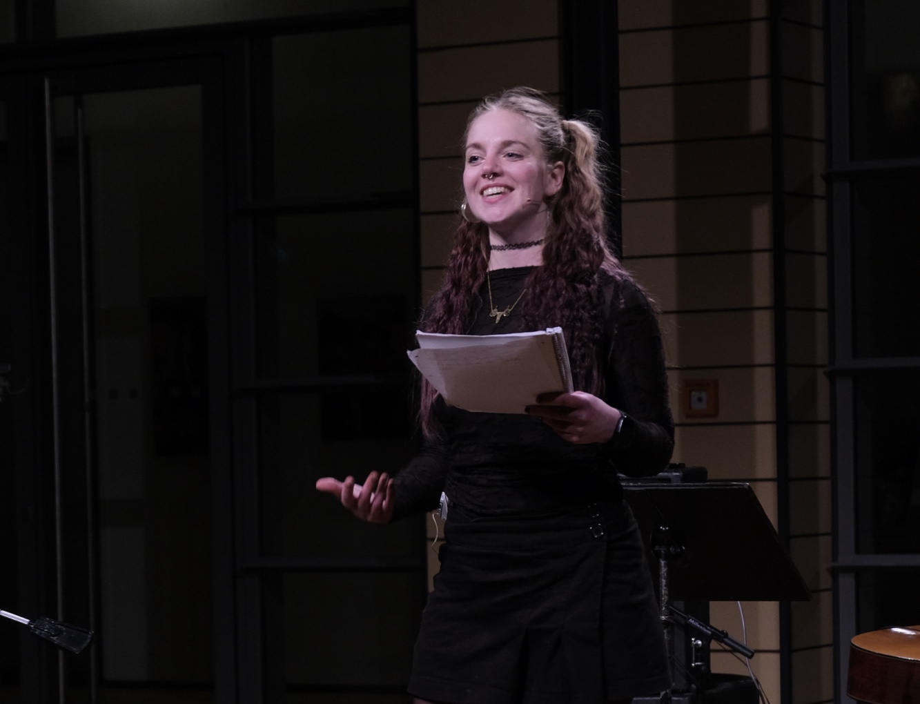 the free vivi bei der Vernissage Donner in den Rippen, Leipzig, 26. März 2026 – Foto: Carolin Okon