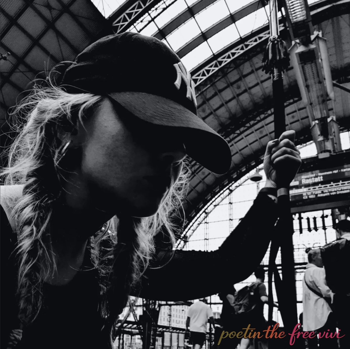 the free vivi, poetin, gedankenverloren